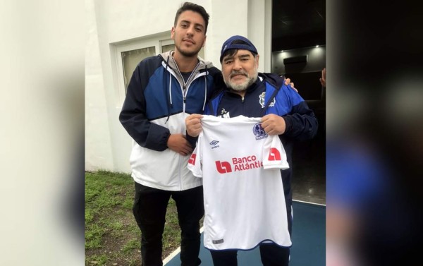 Hijo de Pedro Troglio obsequia a Diego Maradona la camiseta del Olimpia