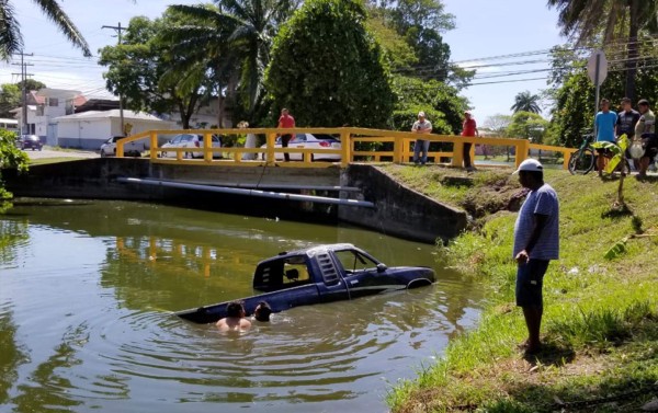 Conductor de carro pierde control y cae desde un puente en La Ceiba