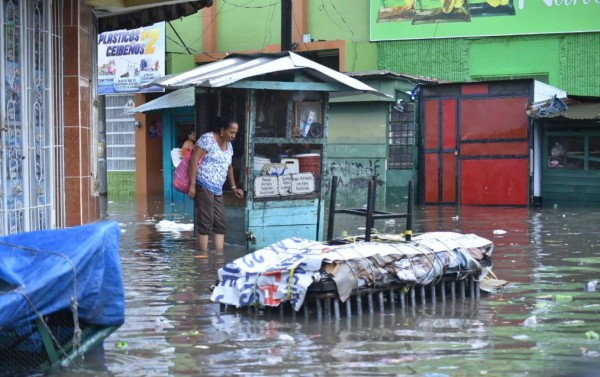 Tormenta inunda el centro de La Ceiba, Atlántida