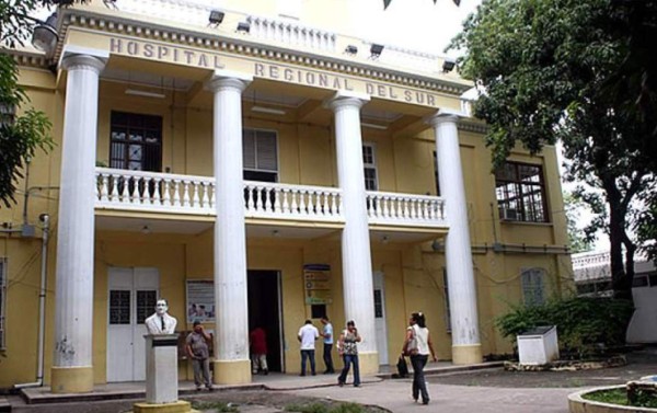 Mujer da a luz un niño en baños de hospital y es investigada por pretender matarlo