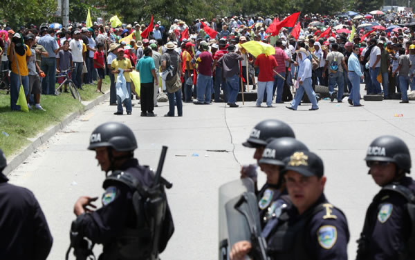 Honduras: Manifestantes paralizan las carreteras