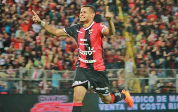 Roger Rojas lloró en el clásico de Costa Rica por muerte de familiar