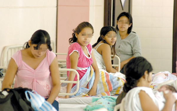 Más adolescentes llenan las salas de parto