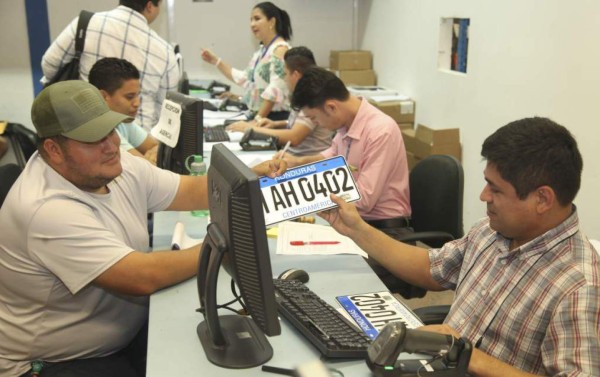 IP entrega placas a conductores de motos