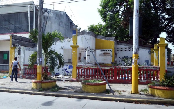Piden demolición de casa abandonada