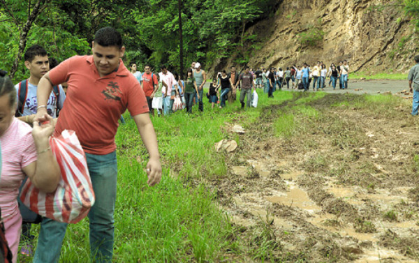 Deslizamientos y derrumbes dejan lluvias en occidente
