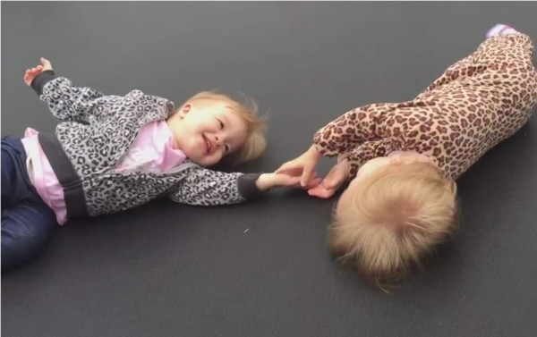 Juego de gemelas las hace 'explotar' de la risa