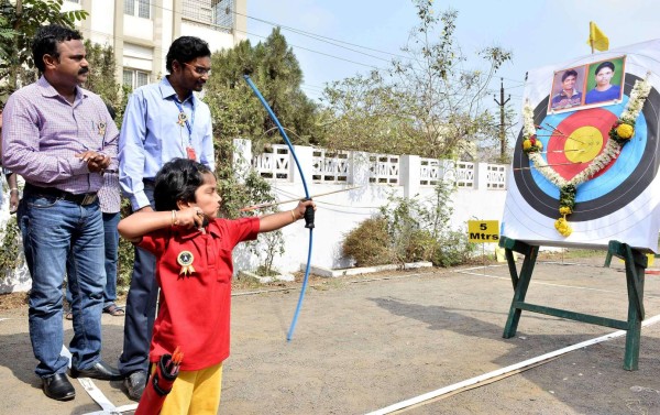 Niña india de dos años bate récord nacional de tiro al arco