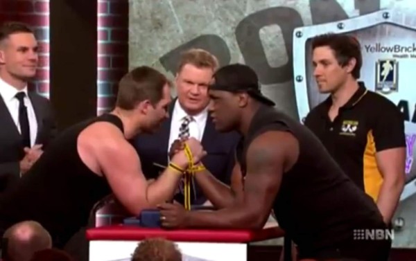 VIDEO: Deportista se rompe el brazo haciendo un pulso