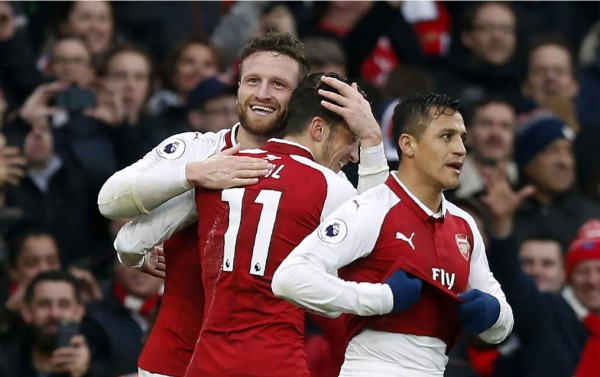 El Arsenal gana el derbi al Tottenham con polémica