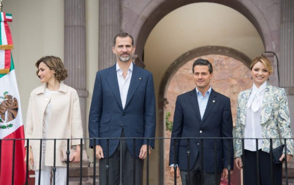 Angélica Rivera deja con la mano extendida a Peña Nieto