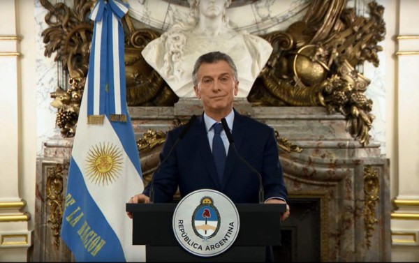 Macri reduce su Gobierno a menos de la mitad para afrontar crisis