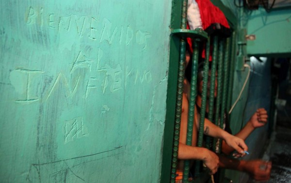 Reclusos siguen poniendo las reglas en cárceles