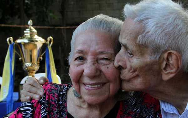 Fundador del Real España celebra su cumpleaños con la Copa