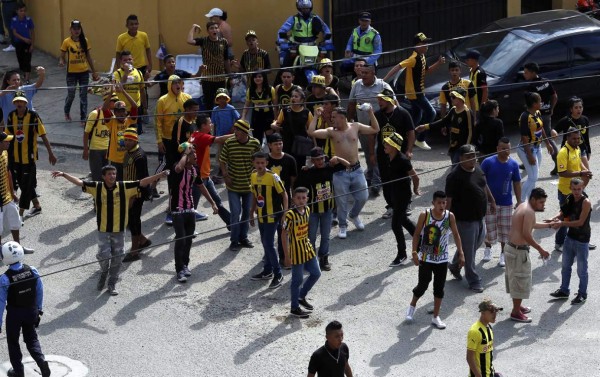 ¡Penoso! Barras se agarran a pedradas previo al clásico