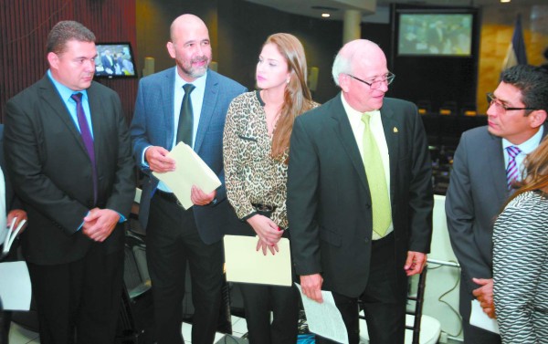 Fátima Mena pide a Nasralla que cese la 'campaña baja”