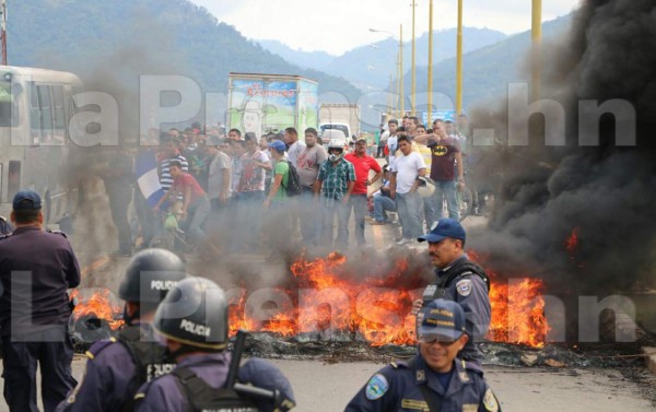 Exempleados de Alimentos Continental bloquean puente La Democracia
