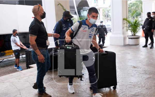 Jonathan Rubio tras bajar al autobús para entrar al hotel de concentración de la Selección de Honduras en San Salvador. Foto Yoseph Amaya
