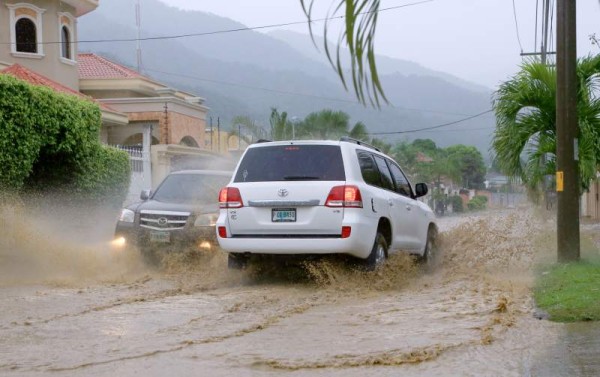 En San Pedro Sula, se reportaron calles inundadas y colapso de los tragantes de aguas lluvias, pero no se registraron mayores problemas.