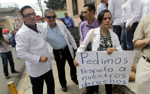 Médicos protestan frente a Casa Presidencial