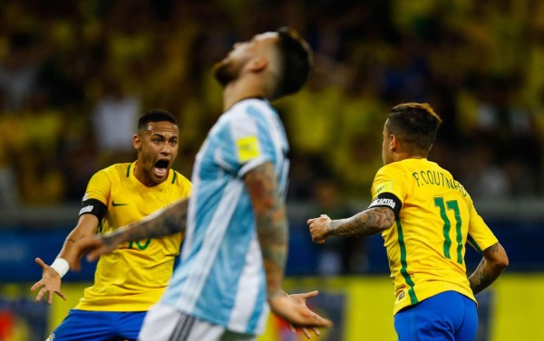 Philippe Coutinho corre a celebrar su gol mientras Neymar lo espera para felicitarlo. Foto EFE
