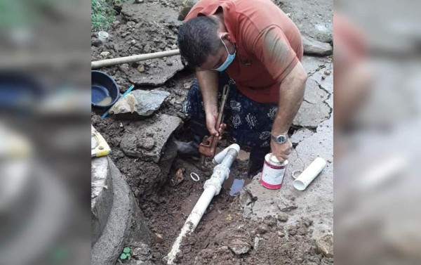 Reparan válvula en la colonia Monte Alegre