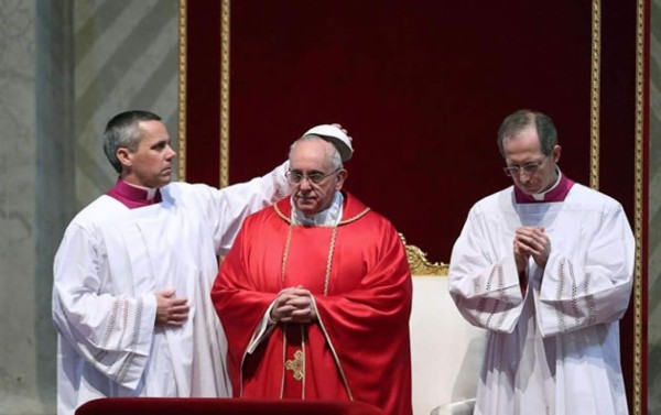 El papa dona comida a familias con dificultades económicas