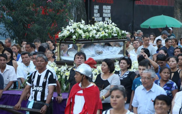 Católicos participan en procesiones del Santo Entierro