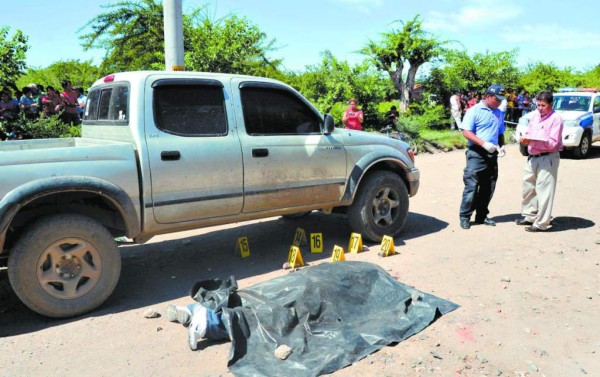 Señalan a general de Policía en crímenes de clase dos y sus hijos