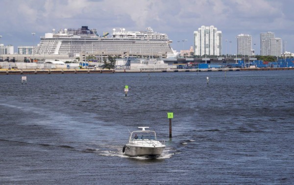 ELX35. MIAMI (EE.UU.), 07/09/2017.- Un bote recreativo entra a la boca del puerto de Miami antes del paso del Huracán Irma en Miami (EE.UU.), hoy, jueves 7 de septiembre de 2017. Miami Beach, los Cayos de la Florida y otras áreas bajas están bajo una orden de evacuación obligatoria debido a Irma. EFE/ERIK S. LESSER