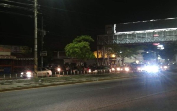 Ultiman a un hombre en su vehículo frente a centro comercial en San Pedro Sula