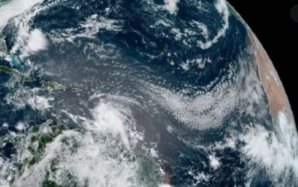 Huracán Elsa pierde fuerza pero sigue amenazando al Caribe  
