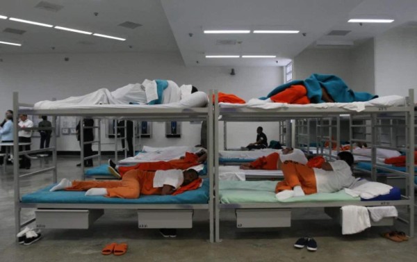 Congresistas urgen el cierre de centro de inmigrantes de Florida