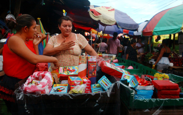 A plena luz del día venden la pólvora en San Pedro Sula