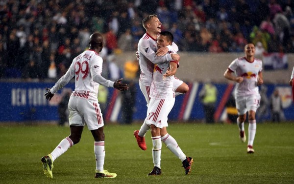 Los jugadores del Red Bulls celebrando el segundo gol contra el Olimpia.