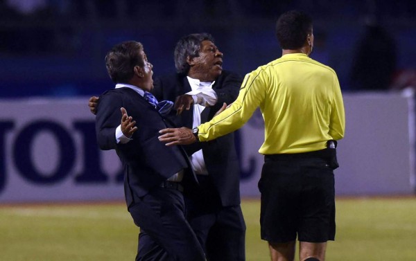 VIDEO: El tremendo empujón de 'Primitivo' Maradiaga a Jorge Luis Pinto