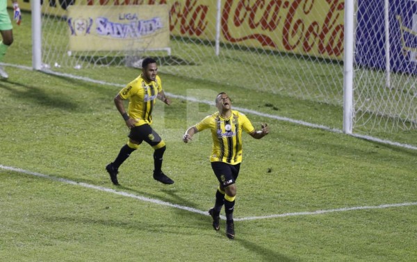 Video: Real España se bajó al Olimpia con doblete de Rony Martínez