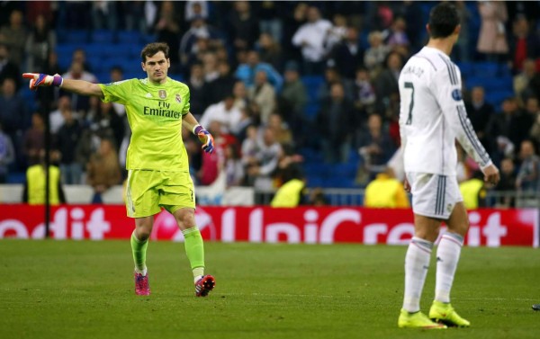 Casillas reprendió a Cristiano y lo hizo volver para saludar a la afición