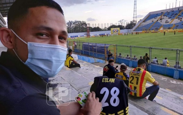 La linda historia de dolor y amor del aficionado Fredy Díaz en el estadio Morazán recordando a su hijo fallecido