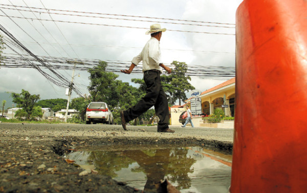 Baches y aguas negras de moda en San Pedro