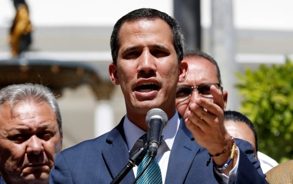 Guaidó denuncia que Maduro intenta mover $1.200 millones a Uruguay