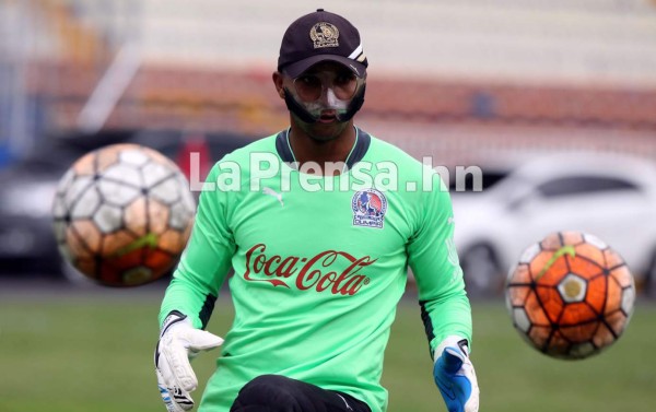 Donis Escober ya trabaja protegido con una máscara