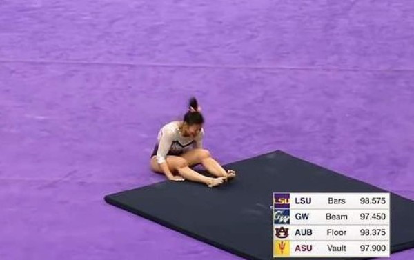 Gimnasta se rompe las dos piernas tras caerse en competencia