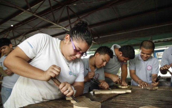 Jóvenes dejan el mundo 'nini” y comienzan a estudiar