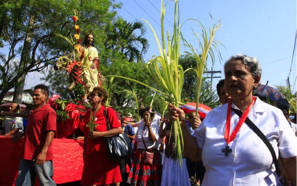 Miles en San Pedro Sula salen a las calles a bendecir sus ramos