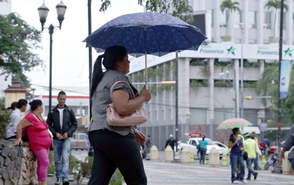 Lluvias y bajas temperaturas siguen este sábado