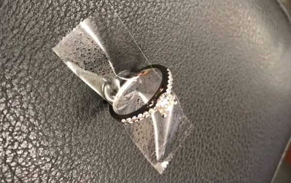 Encuentran en Londres a pareja que perdió su anillo de compromiso en una alcantarilla de Nueva York