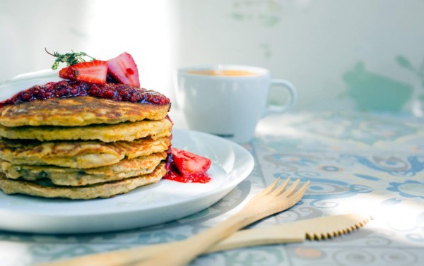 Panqueques de banano con fresas