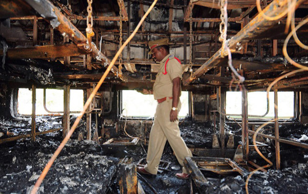 Incendio de tren deja al menos 26 muertos en India