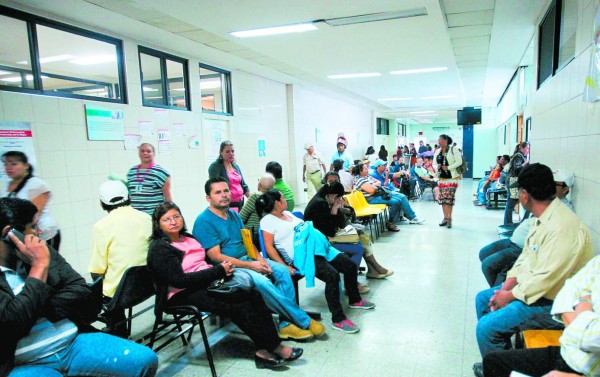 Más de 234 mil afiliados en riesgo por deuda de servicios subrogados